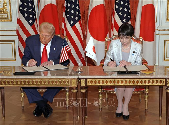 Ngày 28/10/2025, tại hội nghị thượng đỉnh Nhật Bản-Mỹ ở Tokyo, Thủ tướng Nhật Bản Sanae Takaichi và Tổng thống Mỹ Donald Trump cam kết sẽ tăng cường hợp tác trong lĩnh vực quốc phòng và kinh tế. Thủ tướng Takaichi tuyên bố sẽ cùng ông Trump xây dựng một “kỷ nguyên vàng” mới cho liên minh Nhật - Mỹ, đồng thời khẳng định mối quan hệ song phương này hiện nay là “liên minh vĩ đại nhất thế giới”. Ảnh: Kyodo/TTXVN