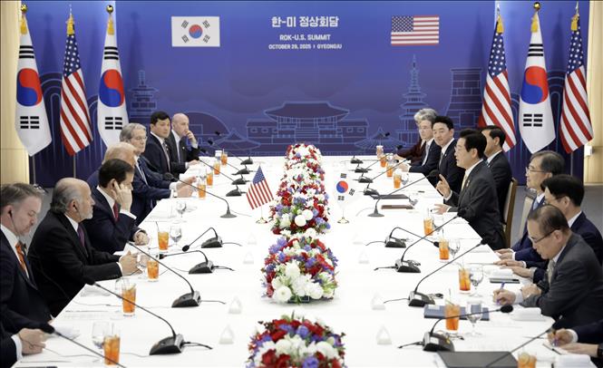 Trong cuộc gặp Tổng thống Hàn Quốc Lee Jae Myung bên lề Diễn đàn Hợp tác Kinh tế châu Á-Thái Bình Dương (APEC) 2025 ở thành phố Gyeongju ngày 29/10/2025, Tổng thống Mỹ Donald Trump cho biết hai bên đã đạt được thỏa thuận thương mại. Tổng thống Lee Jae Myung đề nghị Mỹ cho phép Seoul tiếp cận nhiên liệu sử dụng cho tàu ngầm chạy bằng năng lượng hạt nhân và thúc đẩy tham vấn sửa đổi Hiệp định hợp tác hạt nhân song phương. Ảnh: Yonhap/TTXVN