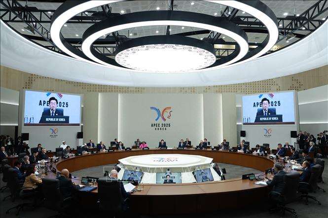 Ngày 31/10/2025, Hội nghị các Nhà lãnh đạo Kinh tế APEC - sự kiện chính của Tuần lễ Cấp cao APEC 2025, khai mạc tại thành phố Gyeongju của Hàn Quốc. Hội nghị dự kiến kéo dài 2 ngày với nhiều phiên thảo luận, tập trung vào các chủ đề then chốt như hợp tác khu vực, thúc đẩy đổi mới sáng tạo và định hình trật tự thương mại toàn cầu trong kỷ nguyên mới. Ảnh: Yonhap/TTXVN