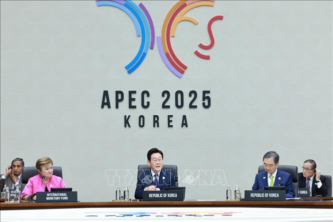 Ngày 31/10/2025, Hội nghị các Nhà lãnh đạo Kinh tế APEC - sự kiện chính của Tuần lễ Cấp cao APEC 2025, khai mạc tại thành phố Gyeongju của Hàn Quốc. Hội nghị dự kiến kéo dài 2 ngày với nhiều phiên thảo luận, tập trung vào các chủ đề then chốt như hợp tác khu vực, thúc đẩy đổi mới sáng tạo và định hình trật tự thương mại toàn cầu trong kỷ nguyên mới. Ảnh: Yonhap/TTXVN