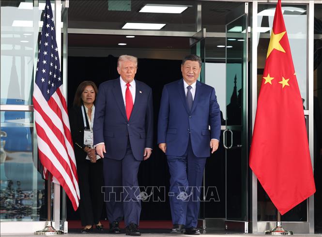 Phát biểu với báo giới trên chuyên cơ Không lực Một trở về Mỹ sau cuộc họp, Tổng thống Trump khẳng định ông đã đồng ý giảm 10% thuế quan đối với hàng hóa nhập khẩu từ Trung Quốc, qua đó đưa tổng mức thuế của Mỹ đối với hàng hóa Trung Quốc xuống còn khoảng 47%. Ảnh: THX/TTXVN