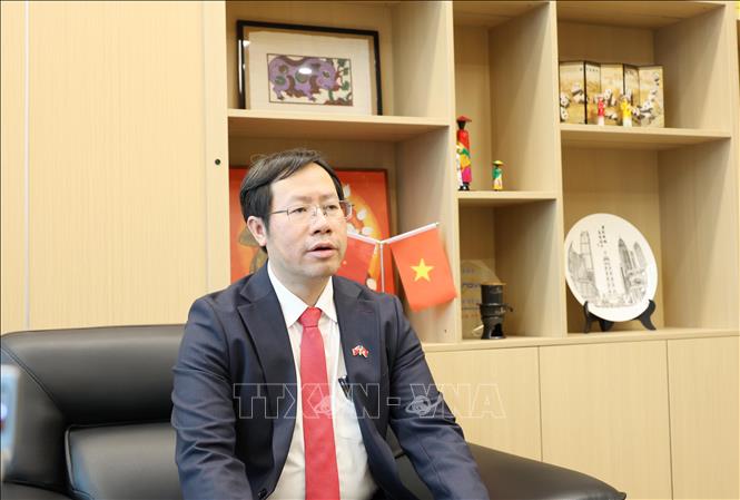 Tổng Lãnh sự Việt Nam tại Trùng Khánh (Trung Quốc) Bùi Nguyên Long trả lời phỏng vấn phóng viên TTXVN tại Trung Quốc. Ảnh: Công Tuyên - PV TTXVN tại Trung Quốc