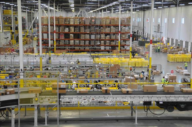 Quang cảnh trung tâm dịch vụ của Amazon tại Tracy, Mỹ. Ảnh: THX/TTXVN
