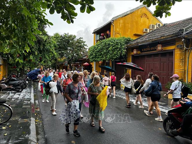 International tourists on Hoi An streets after floodings recede. VNA Photo: Trần Lê Lâm 