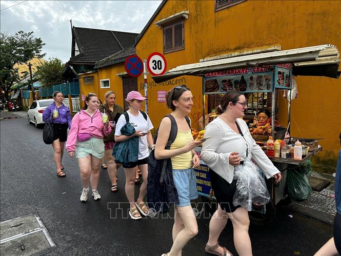 International tourists are excited to experience Hoi An. VNA Photo: Trần Lê Lâm 