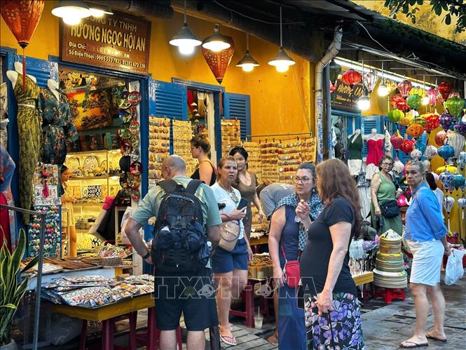 International tourists go shopping in Hoi An after floodings. VNA Photo: Trần Lê Lâm 