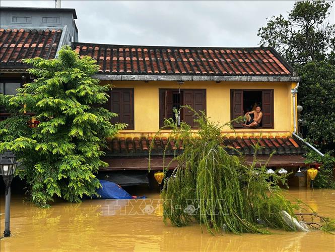 Hoi An's people stand firm despite the rising waters. VNA Photo: Trần Lê Lâm 
