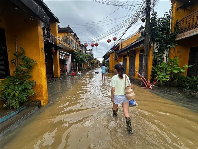 Hoi An's people stand firm despite the rising waters. VNA Photo: Trần Lê Lâm 