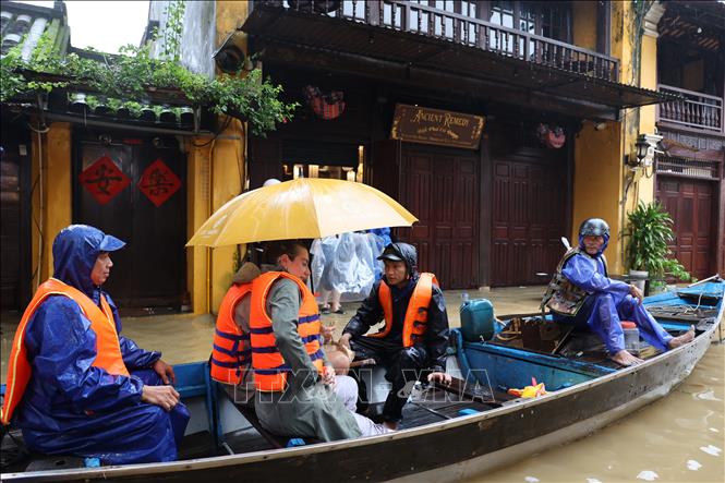 Foreign tourists are supported in travelling. VNA Photo: Trần Lê Lâm 