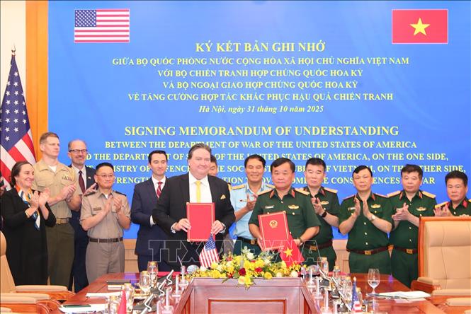 Thượng tướng Hoàng Xuân Chiến, Thứ trưởng Bộ Quốc phòng và Đại sứ Hoa Kỳ tại Việt Nam Marc Knapper ký kết Bản ghi nhớ. Ảnh: Trọng Đức - TTXVN