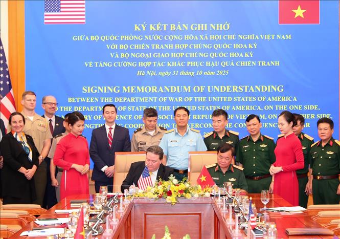 Thượng tướng Hoàng Xuân Chiến, Thứ trưởng Bộ Quốc phòng và Đại sứ Hoa Kỳ tại Việt Nam Marc Knapper ký kết Bản ghi nhớ. Ảnh: Trọng Đức - TTXVN