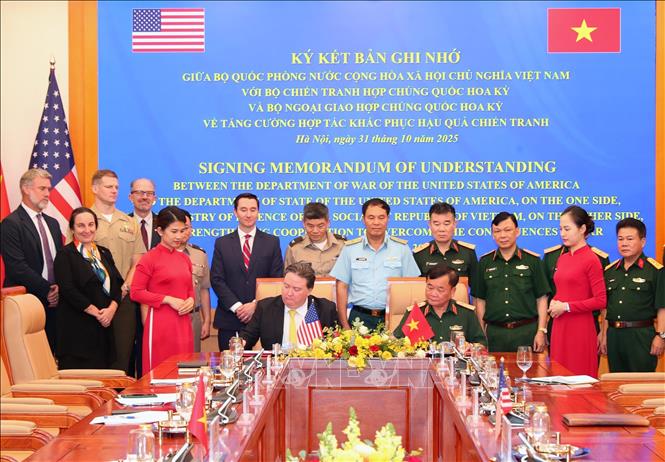 Thượng tướng Hoàng Xuân Chiến, Thứ trưởng Bộ Quốc phòng và Đại sứ Hoa Kỳ tại Việt Nam Marc Knapper ký kết Bản ghi nhớ. Ảnh: Trọng Đức - TTXVN