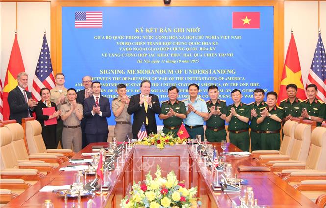 Thượng tướng Hoàng Xuân Chiến, Thứ trưởng Bộ Quốc phòng, Ngài Đại sứ Hoa Kỳ tại Việt Nam Marc Knapper và các đại biểu sau lễ ký. Ảnh: Trọng Đức - TTXVN