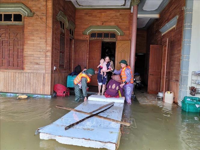 Phường Vũng Áng khẩn trương di dời người dân đến nơi an toàn. Ảnh: Hoàng Ngà - TTXVN 