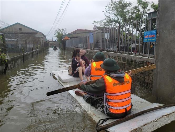 Bộ đội Biên phòng Hà Tĩnh hỗ trợ di dời người dân ở các tổ dân phố: Cảnh Trường, Trường Yên, Trường Phú, thuộc phường Vũng Áng ra khỏi vùng ngập lụt. Ảnh: Hoàng Ngà - TTXVN
