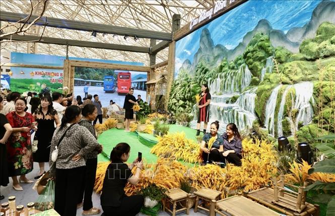 Du khách check in tại gian hàng của Cao Bằng. Ảnh: Trần Việt - TTXVN 