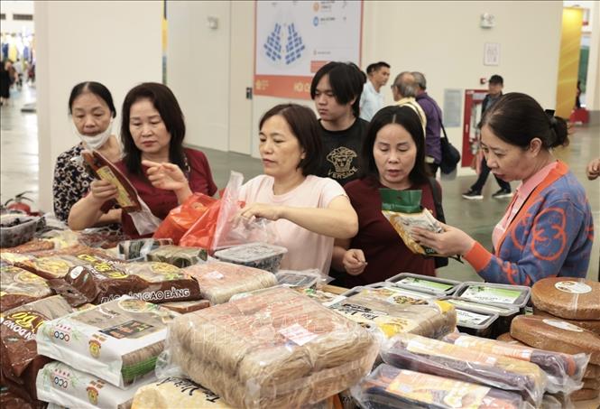 Đông đảo du khách mua sắm tại gian hàng Cao Bằng. Ảnh: Trần Việt - TTXVN