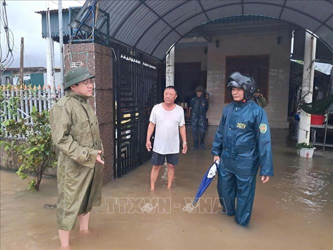 Nước ngập vào nhà dân tại phường Hoành Sơn, Hà Tĩnh. Ảnh: Hoàng Ngà - TTXVN