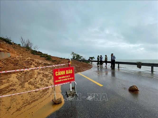 Sạt lở tại tuyến đường ven biển giáp ranh giữa xã Kỳ Khang và phường Hải Ninh, tỉnh Hà Tĩnh. Ảnh: Hoàng Ngà - TTXVN