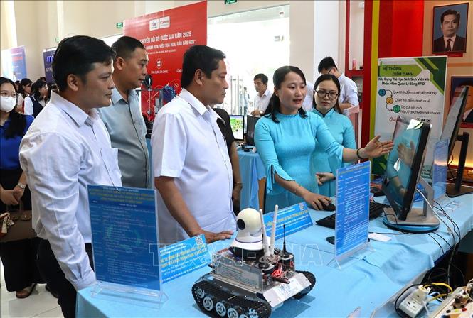 Đại biểu tham quan gian hàng trưng bày giới thiệu công nghệ thông tin. Ảnh: Lê Huy Hải - TTXVN