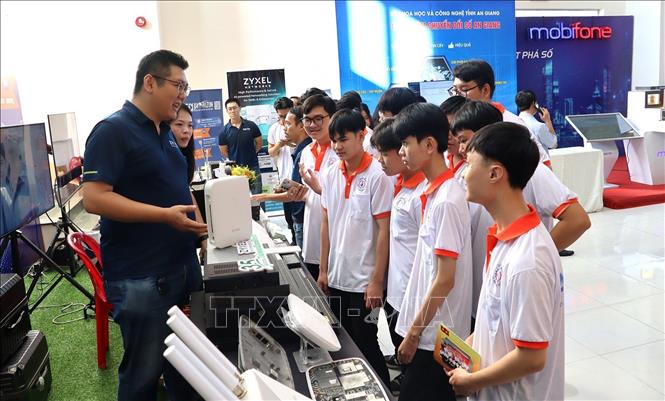 Sinh viên tham quan gian hàng trưng bày giới thiệu công nghệ thông tin. Ảnh: Lê Huy Hải - TTXVN