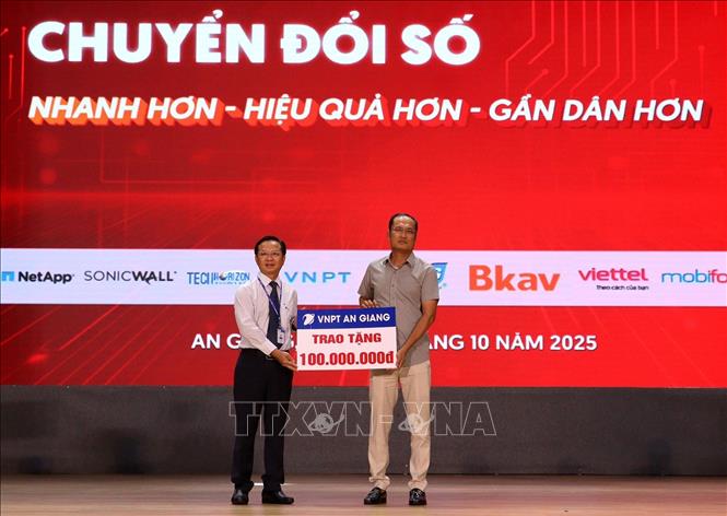 VNPT An Giang trao hỗ trợ kinh phí cho xã Hòa Điền (An Giang) thực hiện chuyển đổi số. Ảnh: Lê Huy Hải - TTXVN