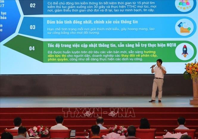 Diễn giả trình bày tham luận tại hội thảo. Ảnh: Lê Huy Hải - TTXVN