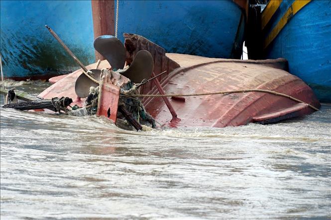 Tàu cá BTh 8077 TS bị lũ lớn nhấn chìm trên sông Cái phường Phú Thủy (Lâm Đồng). Ảnh: Nguyễn Thanh - TTXVN