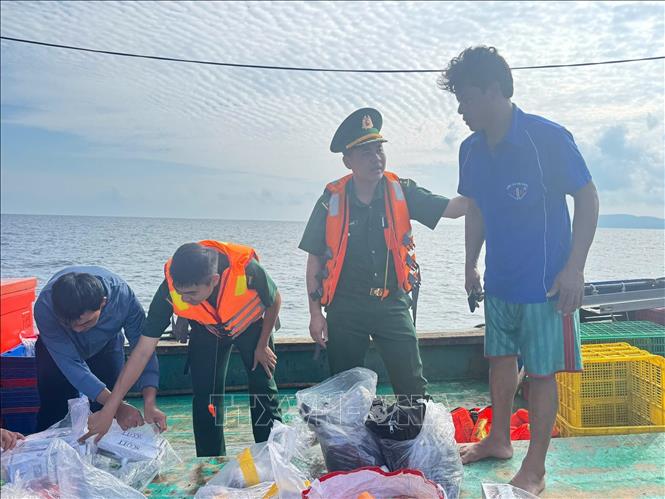 Khoảng 7 giờ 35 phút, lực lượng cứu nạn đã tiếp cận và đưa 8 thuyền viên tàu cá BT 93839 TS lên tàu BV 92927 TS. Ảnh: TTXVN phát