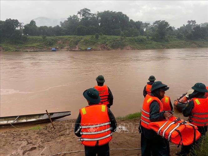Các lực lượng chức năng triển khai công tác tìm kiếm thi thể chị H.T.H. Ảnh: TTXVN phát