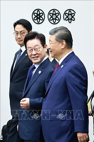 Tổng thống nước chủ nhà Hàn Quốc Lee Jae Myung đón tiếp Chủ tịch Trung Quốc Tập Cận Bình tham dự phiên khai mạc Hội nghị cấp cao APEC 2025. Ảnh: Khánh Vân - PV TTXVN tại Hàn Quốc  