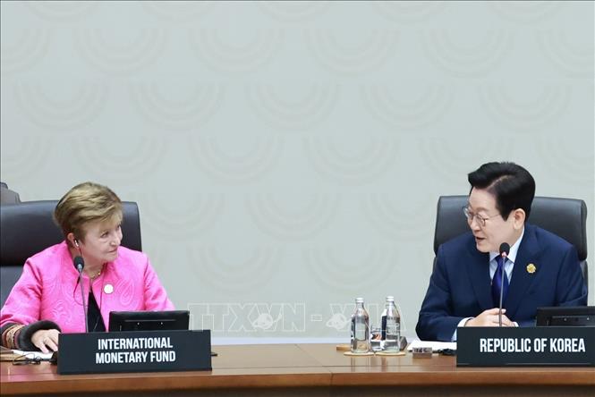 Tổng Giám đốc Quỹ Tiền tệ Quốc tế (IMF) Kristalina Georgieva và Tổng thống Hàn Quốc Lee Jae Myung tại HNCC APEC sáng 31/10. Ảnh: Khánh Vân - PV TTXVN tại Hàn Quốc  