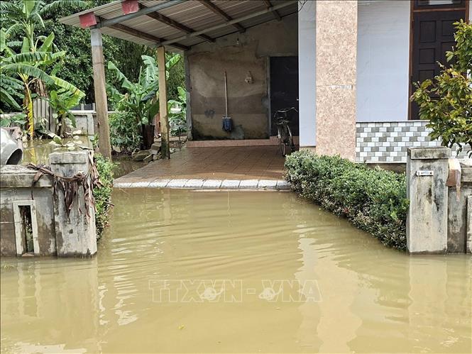 Nước rút chậm khiến nhiều hộ dân của thành phố Huế bị chia cắt. Ảnh: Mai Trang - TTXVN 