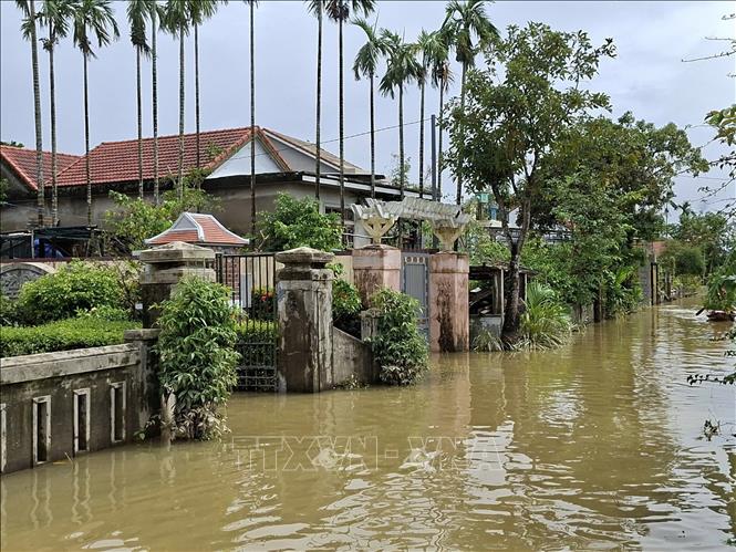 Một số tuyến đường liên thôn, liên xã tại thành phố Huế vẫn còn ngập sâu. Ảnh: Mai Trang- TTXVN 