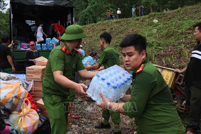 Công an thành phố Đà Nẵng tập kết hàng hóa nhu yếu phẩm thiết yếu tại bến thủy điện sông Tranh 2, vận chuyển bằng đường thủy đến cho đồng bào. Ảnh: Đoàn Hữu Trung -TTXVN