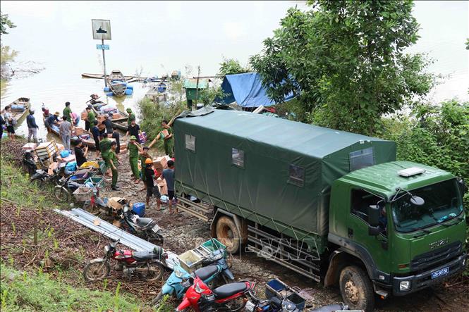 Xe chuyên dụng, xuống máy, ca nô để cùng với các lực lượng chỗ vận chuyển hàng chục tấn lương thực, thực phẩm, nước uống để cung ấp cho đồng bào. Ảnh: Đoàn Hữu Trung-TTXVN