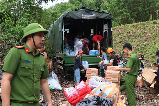 Lực lượng chỗ vận chuyển hàng chục tấn lương thực, thực phẩm, nước uống để cung ấp cho đồng bào. Ảnh: Đoàn Hữu Trung-TTXVN