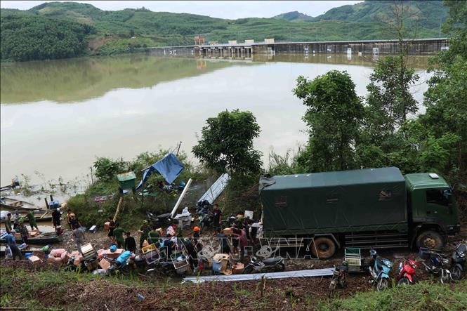 Công an thành phố Đà Nẵng tập kết hàng hóa nhu yếu phẩm thiết yếu tại bến thủy điện sông Tranh 2, sau đó tiếp tục vận chuyển bằng đường thủy đến cho đồng bào. Ảnh: Đoàn Hữu Trung - TTXVN
