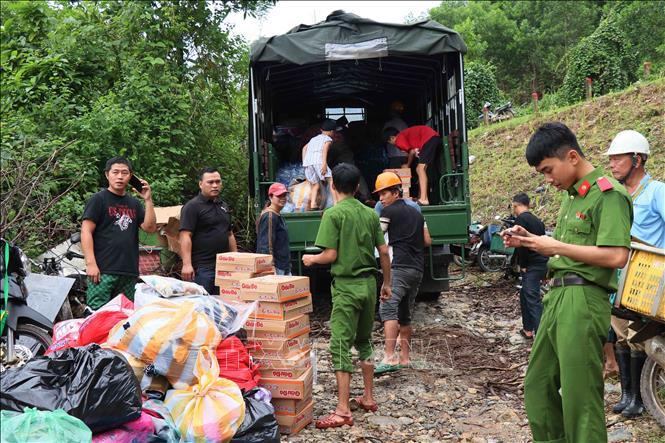 Các lực lượng tại chỗ và tình nguyện viên tham gia trung chuyển lương thực, nước uống về cho đồng bào vùng sâu, vùng xa. Ảnh: Đoàn Hữu Trung - TTXVN