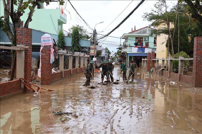 Lực lượng học viên chiến sỹ Trường Quân sự Quân khu V tham gia vệ sinh tại các điểm trường học ở và khu dân khối Cẩm Nam, khối Kiên Trung, phường Hội An (Đà Nẵng). Ảnh: Kha Phạm - TTXVN