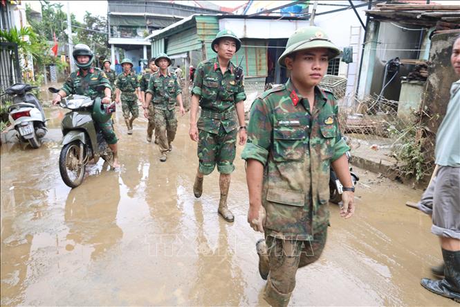 Lực lượng học viên chiến sỹ Trường Quân sự Quân khu V tham gia vệ sinh tại các điểm trường học ở và khu dân khối Cẩm Nam, khối Kiên Trung, phường Hội An (Đà Nẵng). Ảnh: Kha Phạm - TTXVN