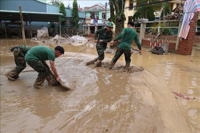 Lực lượng học viên chiến sỹ Trường Quân sự Quân khu V tham gia vệ sinh tại các điểm trường học ở và khu dân khối Cẩm Nam, khối Kiên Trung, phường Hội An (Đà Nẵng). Ảnh: Kha Phạm - TTXVN