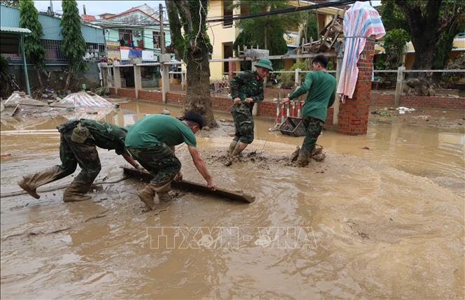 Lực lượng học viên chiến sỹ Trường Quân sự Quân khu V tham gia vệ sinh tại các điểm trường học ở và khu dân khối Cẩm Nam, khối Kiên Trung, phường Hội An (Đà Nẵng). Ảnh: Kha Phạm - TTXVN