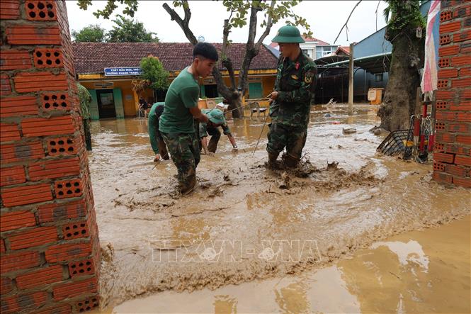 Lực lượng học viên chiến sỹ Trường Quân sự Quân khu V tham gia vệ sinh tại các điểm trường học ở và khu dân khối Cẩm Nam, khối Kiên Trung, phường Hội An (Đà Nẵng). Ảnh: Kha Phạm - TTXVN