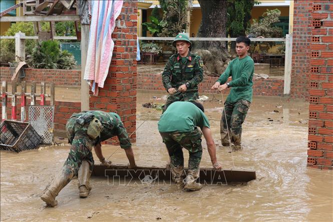 Lực lượng học viên chiến sỹ Trường Quân sự Quân khu V tham gia vệ sinh tại các điểm trường học ở và khu dân khối Cẩm Nam, khối Kiên Trung, phường Hội An (Đà Nẵng). Ảnh: Kha Phạm - TTXVN
