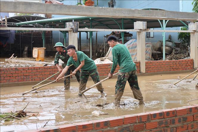 Lực lượng học viên chiến sỹ Trường Quân sự Quân khu V tham gia vệ sinh tại các điểm trường học ở và khu dân khối Cẩm Nam, khối Kiên Trung, phường Hội An (Đà Nẵng). Ảnh: Kha Phạm - TTXVN
