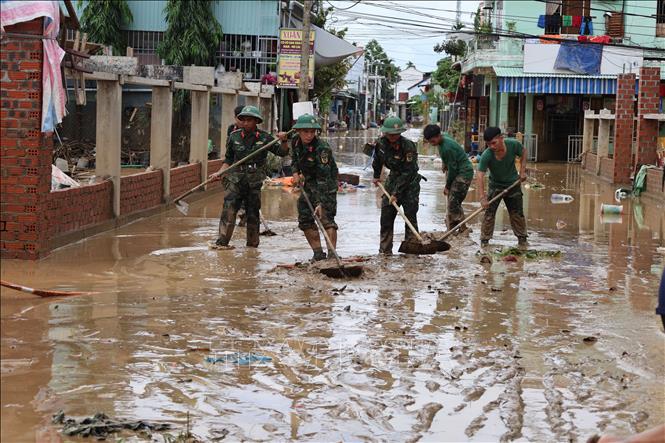 Lực lượng học viên chiến sỹ Trường Quân sự Quân khu V tham gia vệ sinh tại các điểm trường học ở và khu dân khối Cẩm Nam, khối Kiên Trung, phường Hội An (Đà Nẵng). Ảnh: Kha Phạm - TTXVN