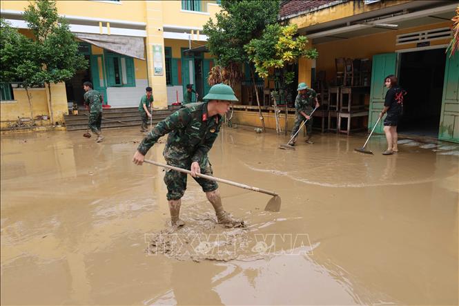 Lực lượng học viên chiến sỹ Trường Quân sự Quân khu V tham gia vệ sinh tại các điểm trường học ở và khu dân khối Cẩm Nam, khối Kiên Trung, phường Hội An (Đà Nẵng). Ảnh: Kha Phạm - TTXVN