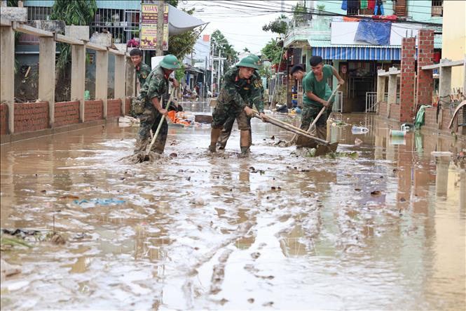 Lực lượng học viên chiến sỹ Trường Quân sự Quân khu V tham gia vệ sinh tại các điểm trường học ở và khu dân khối Cẩm Nam, khối Kiên Trung, phường Hội An (Đà Nẵng). Ảnh: Kha Phạm - TTXVN
