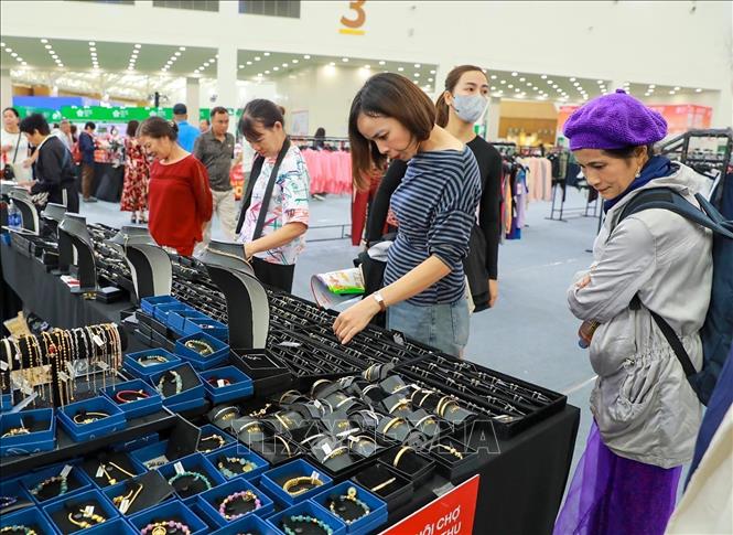 Các gian hàng giảm giá, khuyến mại tập trung rất đông người dân tới mua sắm. Ảnh: Khánh Hoà - TTXVN